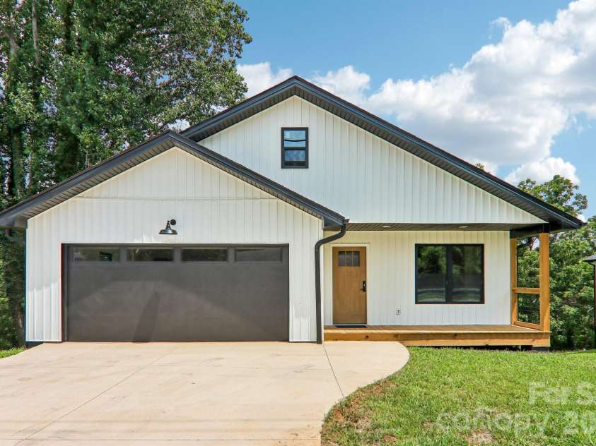 140 Main Street, Mars Hill, NC 28754.  MLS# CAR4375742, YatesRealty ID 18974. One level livng steps to Downtown Mars Hill.