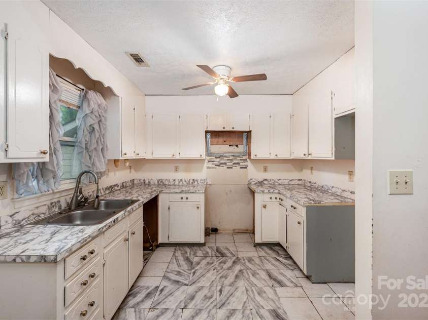 1802 Deer Street, Charlotte, NC 28214.  MLS# CAR4265811, YatesRealty ID 18977. 