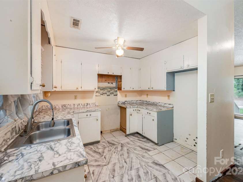 1802 Deer Street, Charlotte, NC 28214.  MLS# CAR4265811, YatesRealty ID 18977. 