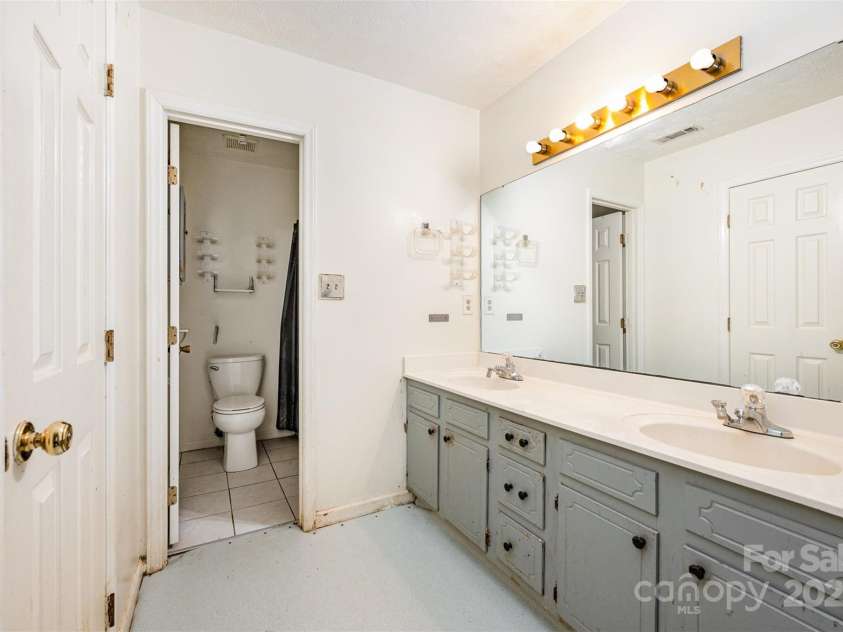 1802 Deer Street, Charlotte, NC 28214.  MLS# CAR4265811, YatesRealty ID 18977. 