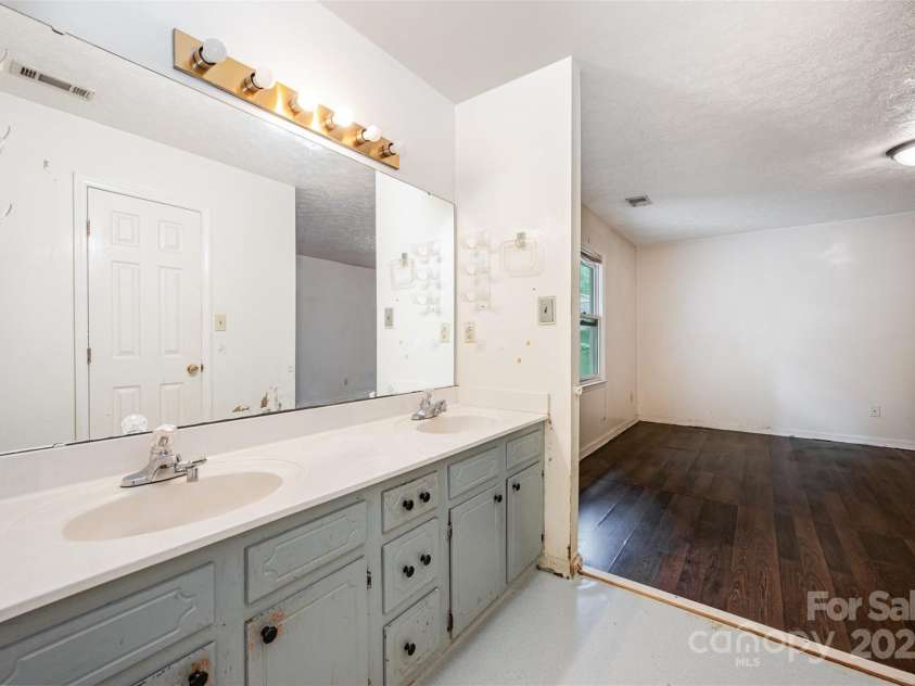 1802 Deer Street, Charlotte, NC 28214.  MLS# CAR4265811, YatesRealty ID 18977. 