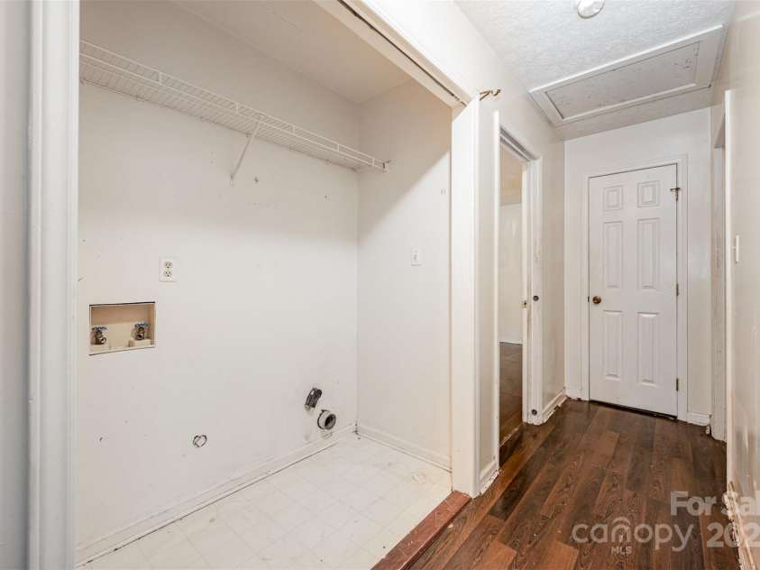 1802 Deer Street, Charlotte, NC 28214.  MLS# CAR4265811, YatesRealty ID 18977. 