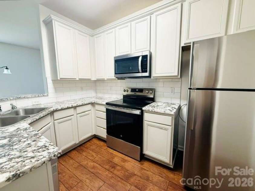 3066 Priory Ridge Drive, Fort Mill, SC 29707.  MLS# CAR4349645, YatesRealty ID 18977. Kitchen Refreshed