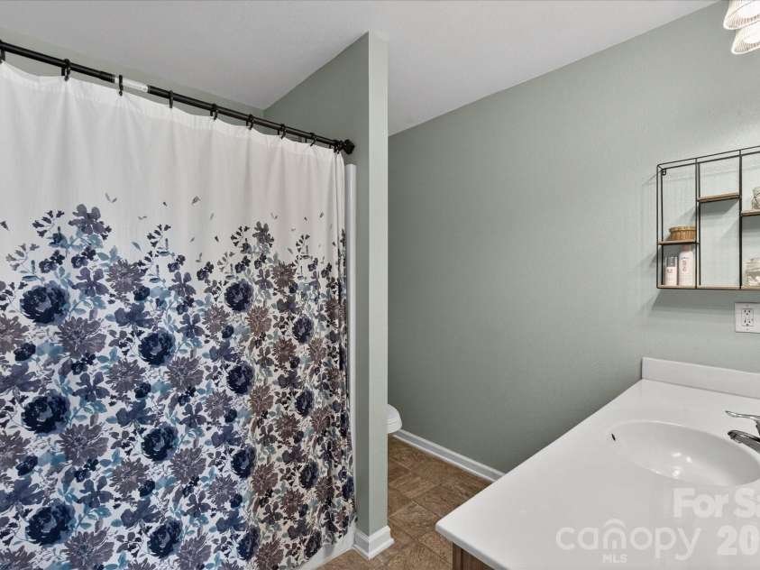 3066 Priory Ridge Drive, Fort Mill, SC 29707.  MLS# CAR4349645, YatesRealty ID 18977. Primary Bath