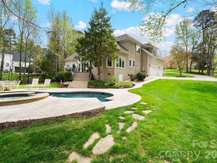 141 Grand Bay Drive, Mooresville, NC 28117.  MLS# CAR4364681, YatesRealty ID 18978. 