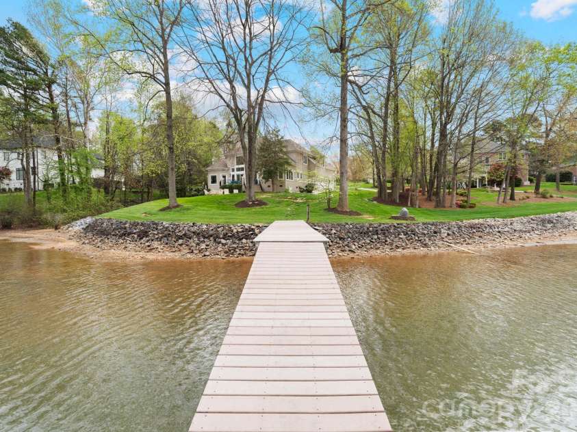 141 Grand Bay Drive, Mooresville, NC 28117.  MLS# CAR4364681, YatesRealty ID 18978. 