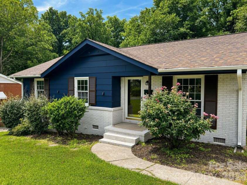 1423 Chelveston Drive, Charlotte, NC 28208.  MLS# CAR4362432, YatesRealty ID 18979. 