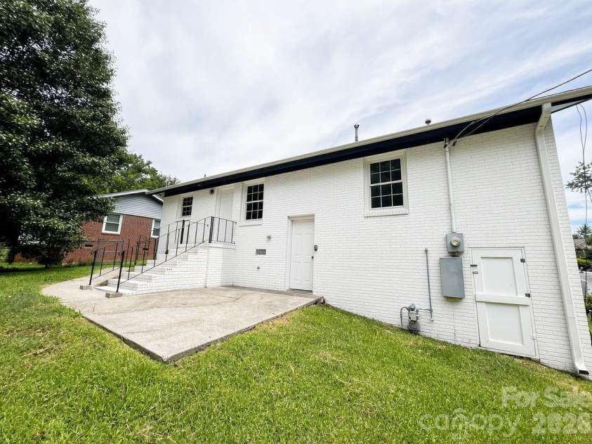 1423 Chelveston Drive, Charlotte, NC 28208.  MLS# CAR4362432, YatesRealty ID 18979. 