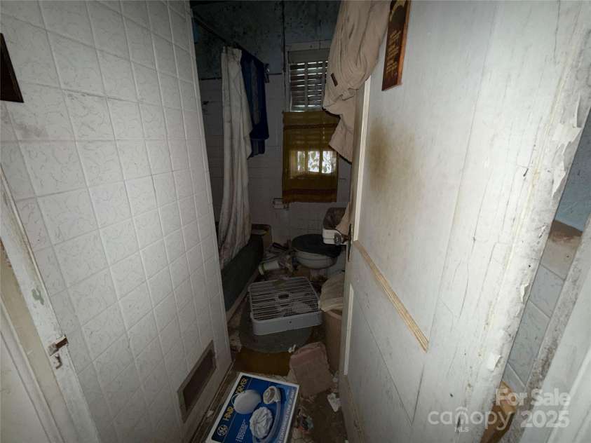 2412 Beacon Street, Charlotte, NC 28205.  MLS# CAR4306008, YatesRealty ID 1898. 