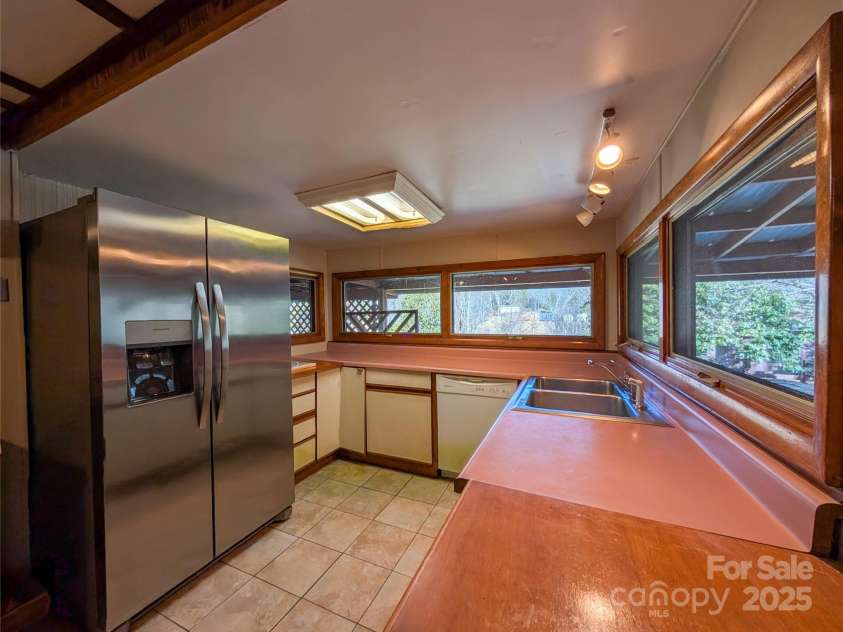 455 Rocky Springs Heights, Burnsville, NC 28714.  MLS# CAR4217195, YatesRealty ID 1898. 