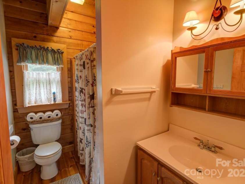 8020 Meadow Fork Road, Hot Springs, NC 28743.  MLS# CAR4306581, YatesRealty ID 1898. Bath #1 in Main Lodge