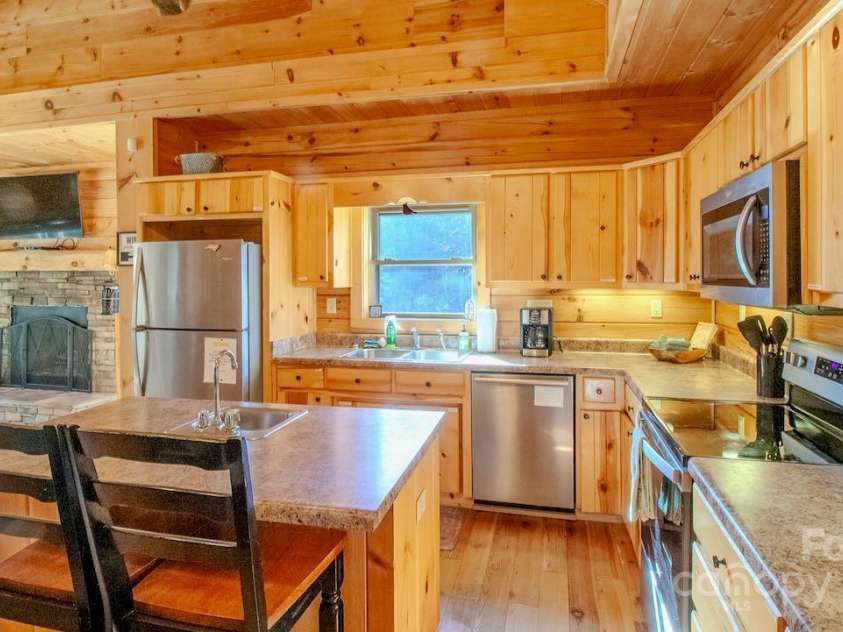 187 Gardeners Cove Road, Whittier, NC 28789.  MLS# CAR4231313, YatesRealty ID 18982. Kitchen