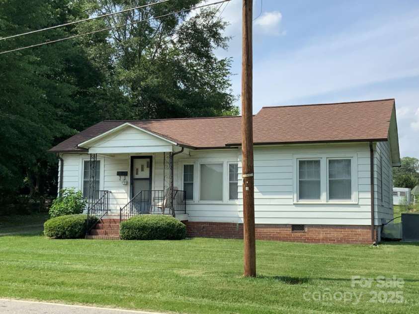 1721 9th Avenue, Hickory, NC 28601.  MLS# CAR4269093, YatesRealty ID 18983. 