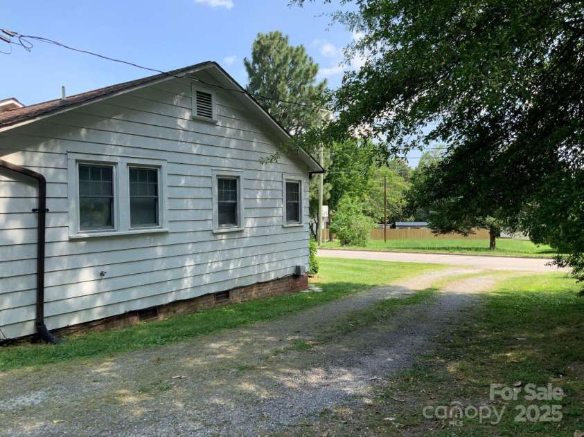 1721 9th Avenue, Hickory, NC 28601.  MLS# CAR4269093, YatesRealty ID 18983. 