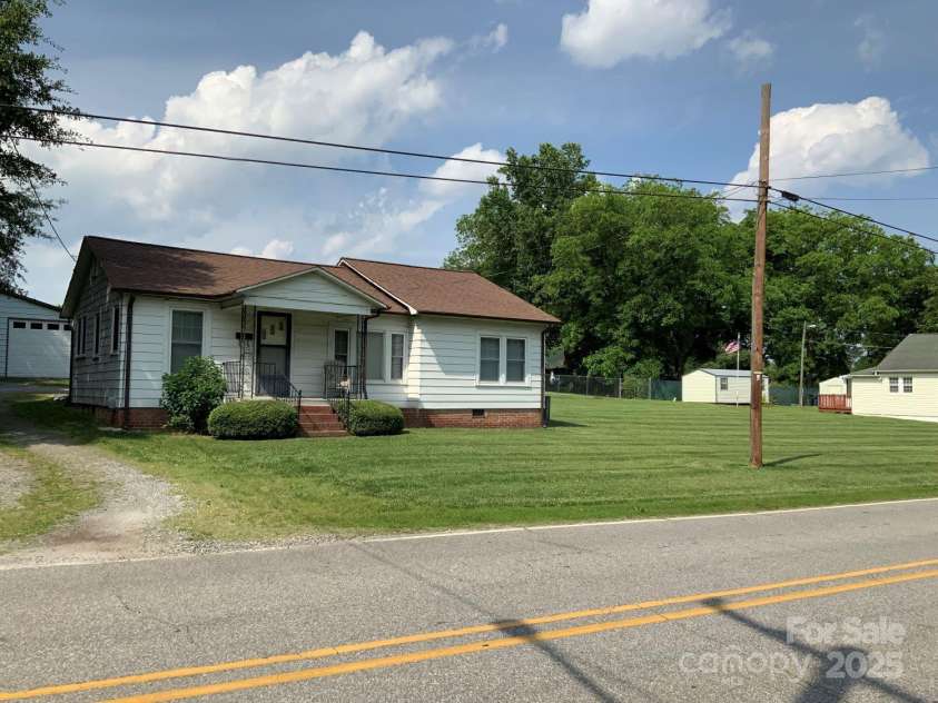 1721 9th Avenue, Hickory, NC 28601.  MLS# CAR4269093, YatesRealty ID 18983. 