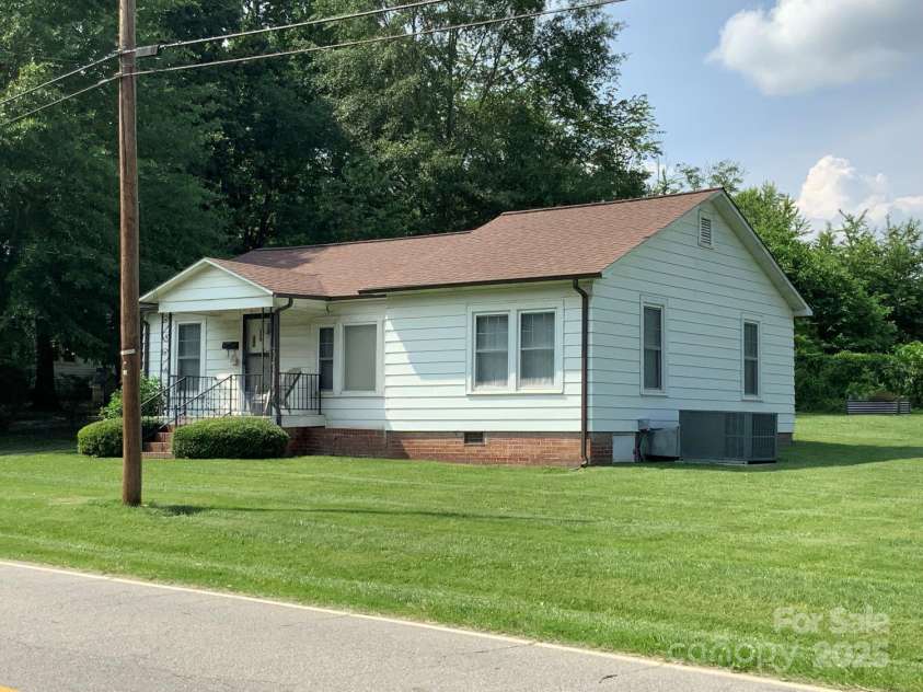 1721 9th Avenue, Hickory, NC 28601.  MLS# CAR4269093, YatesRealty ID 18983. 