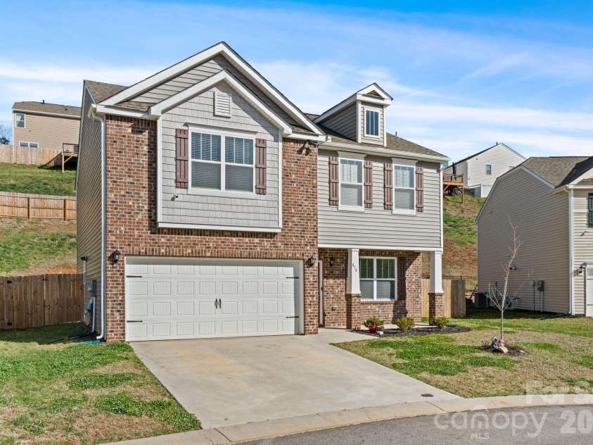 814 Monterey Court, Asheville, NC 28806.  MLS# CAR4358355, YatesRealty ID 18985. 