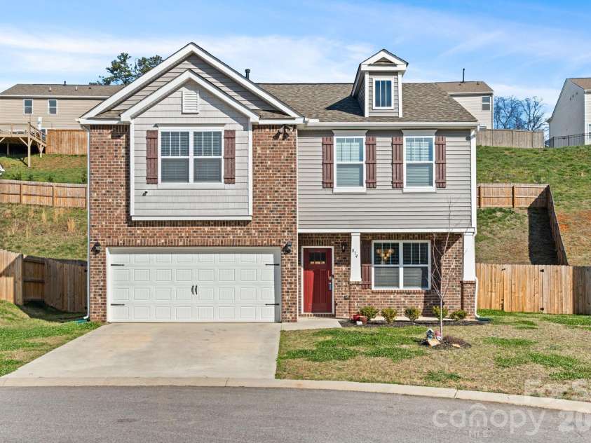 814 Monterey Court, Asheville, NC 28806.  MLS# CAR4358355, YatesRealty ID 18985. 