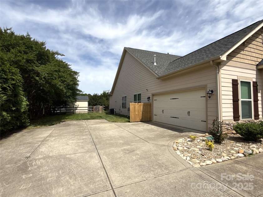 8429 Olde Stonegate Lane, Mint Hill, NC 28227.  MLS# CAR4267507, YatesRealty ID 18985. 