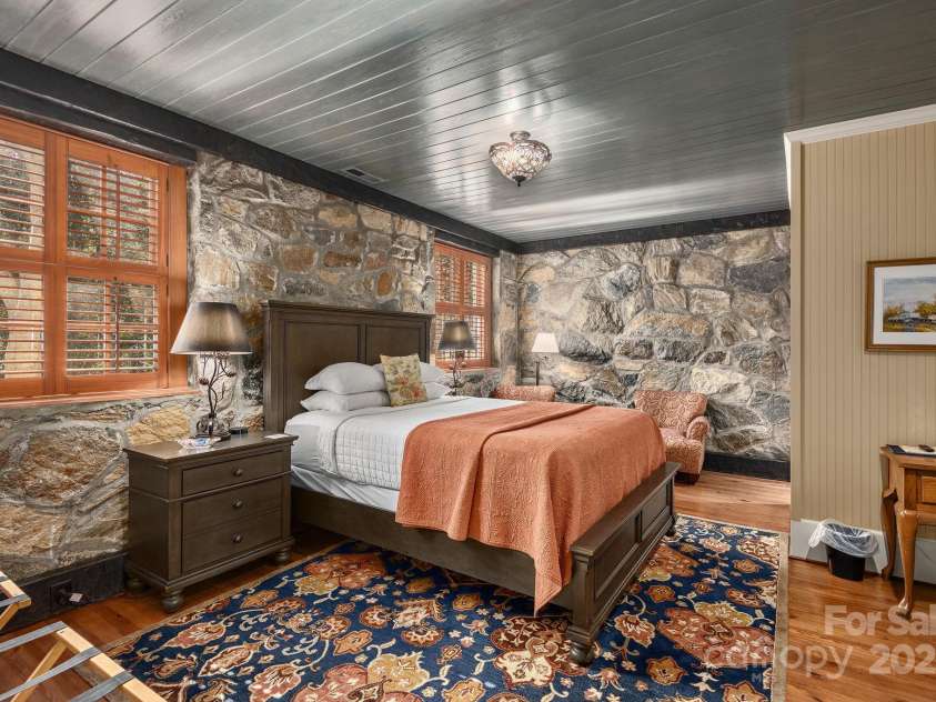 60 Woodside Drive, Brevard, NC 28712.  MLS# CAR4239922, YatesRealty ID 18987. 