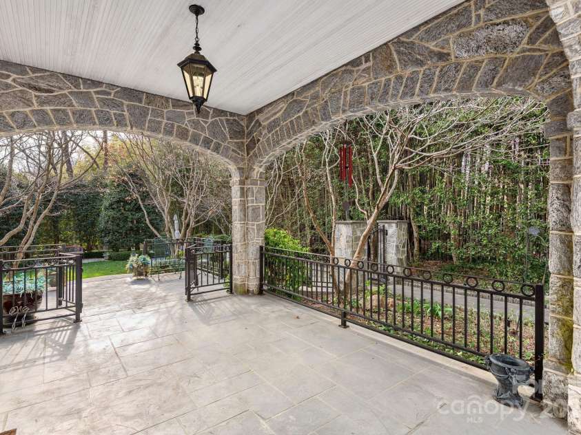 60 Woodside Drive, Brevard, NC 28712.  MLS# CAR4239922, YatesRealty ID 18987. 