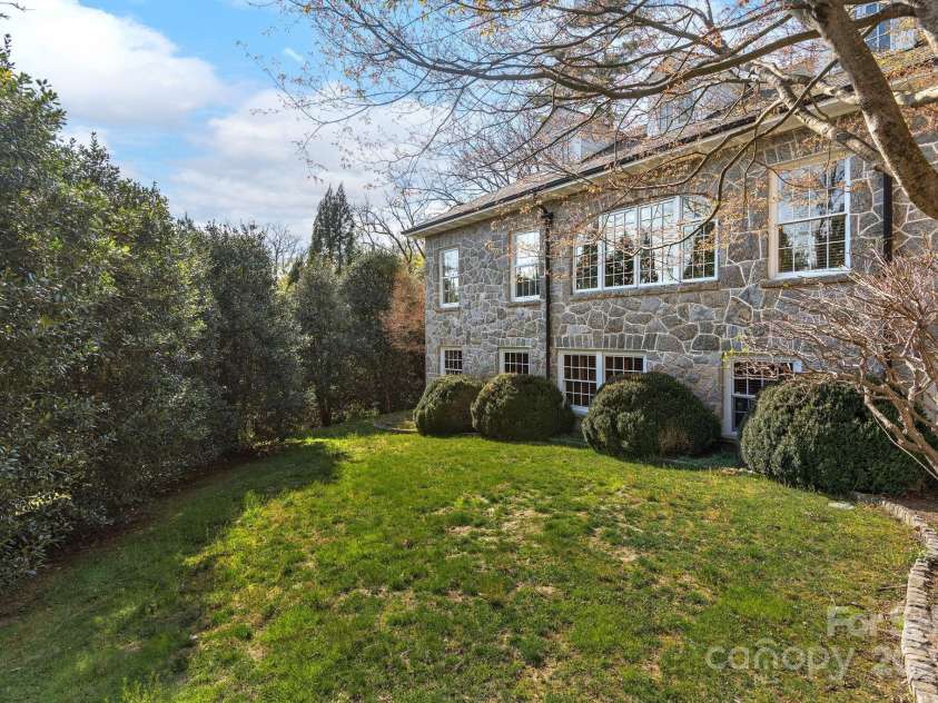 60 Woodside Drive, Brevard, NC 28712.  MLS# CAR4239922, YatesRealty ID 18987. 