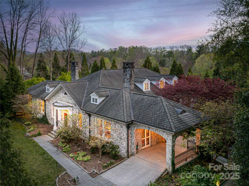 60 Woodside Drive, Brevard, NC 28712.  MLS# CAR4239922, YatesRealty ID 18987. 