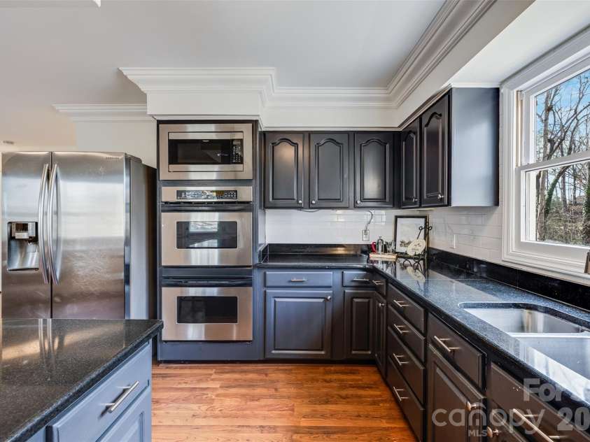 8 Hickory Ridge Court, Lake Wylie, SC 29710.  MLS# CAR4337552, YatesRealty ID 18988. Double Ovens