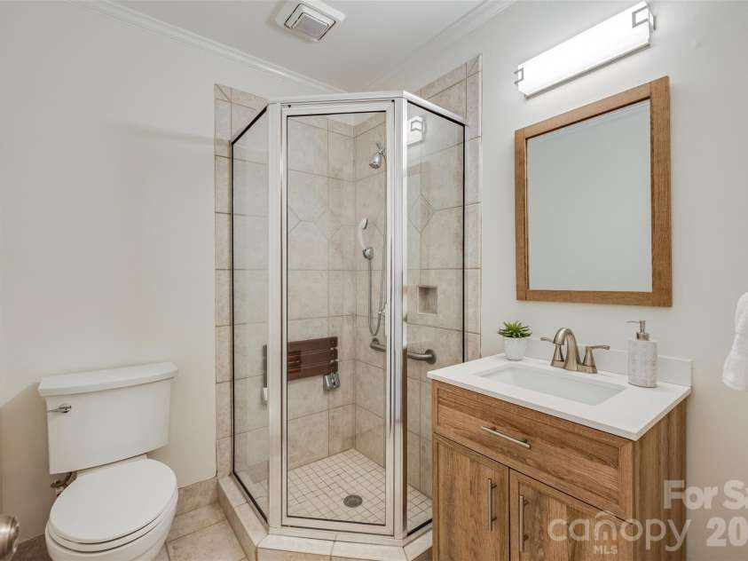 8 Hickory Ridge Court, Lake Wylie, SC 29710.  MLS# CAR4337552, YatesRealty ID 18988. Full bath on main level