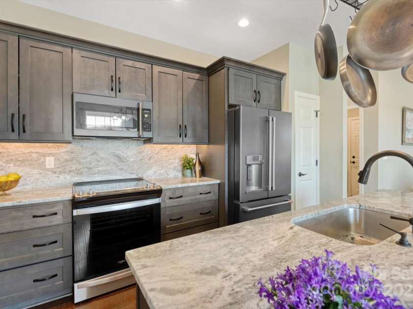 423 Blacksmith Run Drive, Hendersonville, NC 28792.  MLS# CAR4245571, YatesRealty ID 18989. If you love to cook, this is your room!