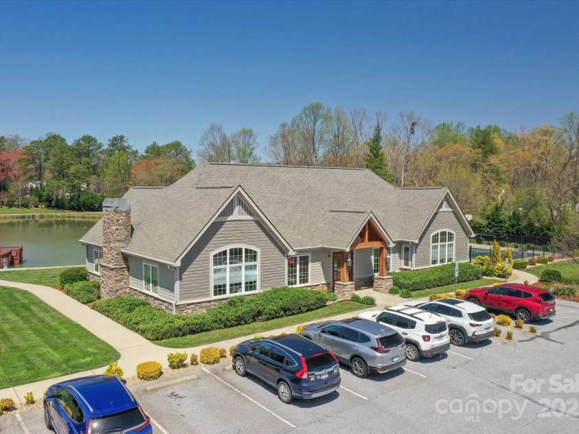 423 Blacksmith Run Drive, Hendersonville, NC 28792.  MLS# CAR4245571, YatesRealty ID 18989. This community clubhouse is a gathering place with fitness center and meeting/party space.