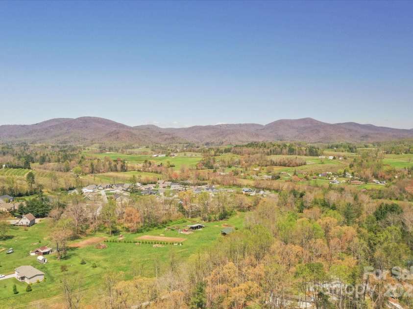 423 Blacksmith Run Drive, Hendersonville, NC 28792.  MLS# CAR4245571, YatesRealty ID 18989. This property has year-round, amazing mountain views.