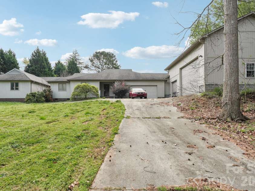 425 Lariat Circle, Salisbury, NC 28144.  MLS# CAR4362878, YatesRealty ID 18989. 