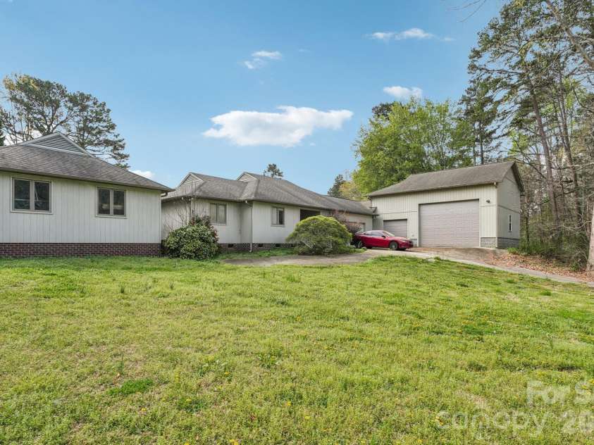 425 Lariat Circle, Salisbury, NC 28144.  MLS# CAR4362878, YatesRealty ID 18989. 