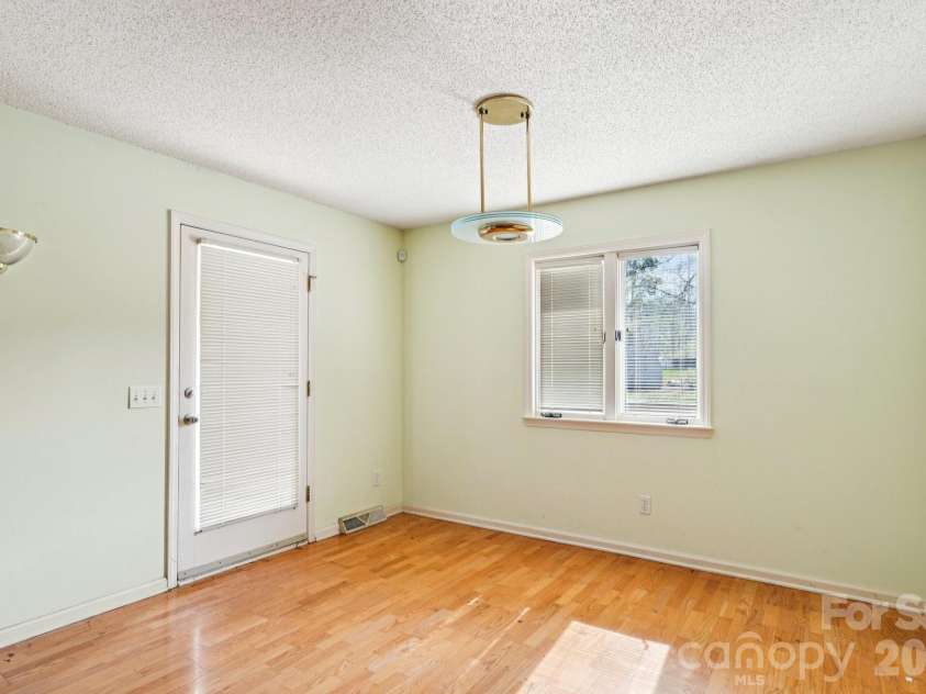 425 Lariat Circle, Salisbury, NC 28144.  MLS# CAR4362878, YatesRealty ID 18989. Informal Dining