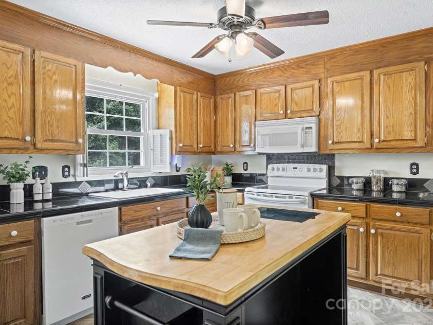 2525 Saddlehorse Lane, Gastonia, NC 28056.  MLS# CAR4266732, YatesRealty ID 18990. 