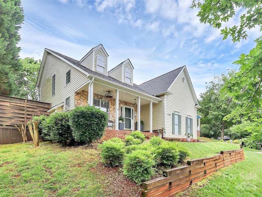 10449 Quiet Bay Court, Charlotte, NC 28278.  MLS# CAR4265045, YatesRealty ID 18992. 
