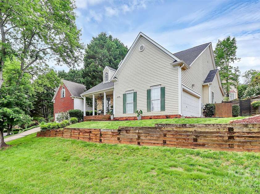 10449 Quiet Bay Court, Charlotte, NC 28278.  MLS# CAR4265045, YatesRealty ID 18992. 