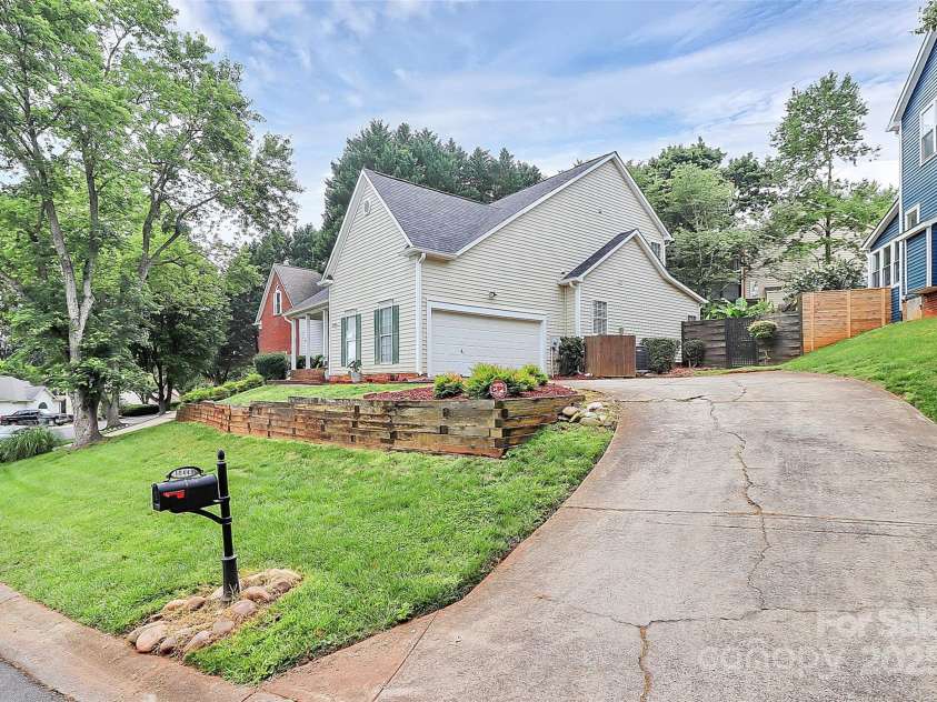 10449 Quiet Bay Court, Charlotte, NC 28278.  MLS# CAR4265045, YatesRealty ID 18992. 