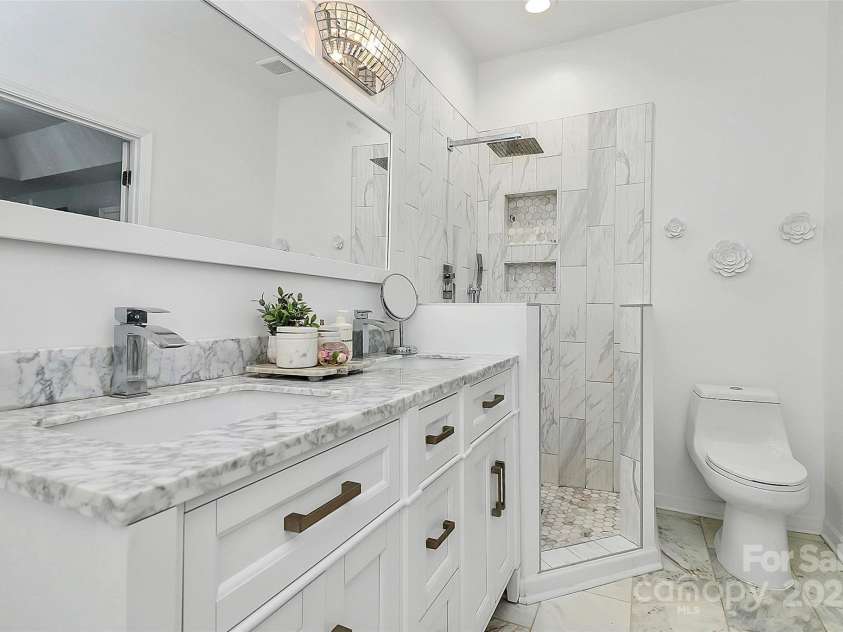 10449 Quiet Bay Court, Charlotte, NC 28278.  MLS# CAR4265045, YatesRealty ID 18992. 