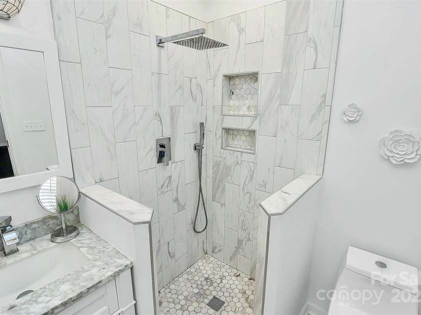 10449 Quiet Bay Court, Charlotte, NC 28278.  MLS# CAR4265045, YatesRealty ID 18992. 