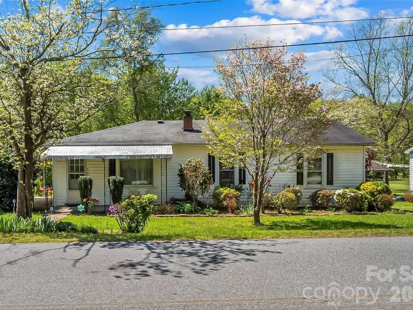 428 Melrose Street, Lenoir, NC 28645.  MLS# CAR4369180, YatesRealty ID 18992. 