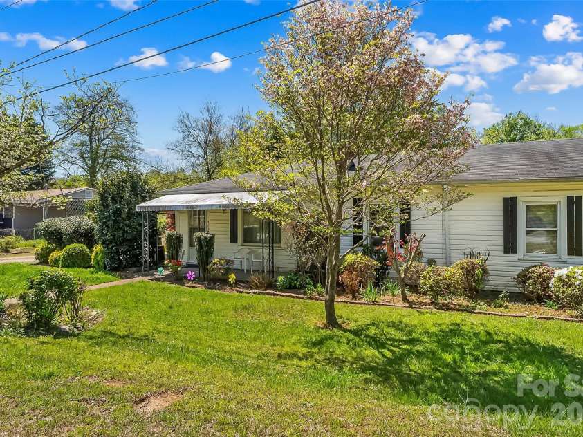 428 Melrose Street, Lenoir, NC 28645.  MLS# CAR4369180, YatesRealty ID 18992. 