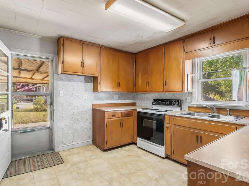 428 Melrose Street, Lenoir, NC 28645.  MLS# CAR4369180, YatesRealty ID 18992. 