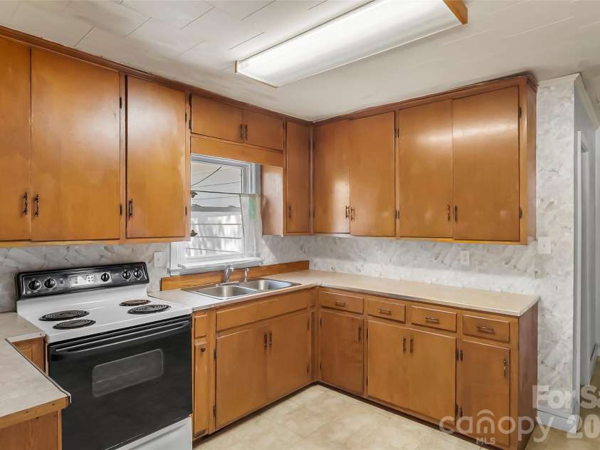 428 Melrose Street, Lenoir, NC 28645.  MLS# CAR4369180, YatesRealty ID 18992. 