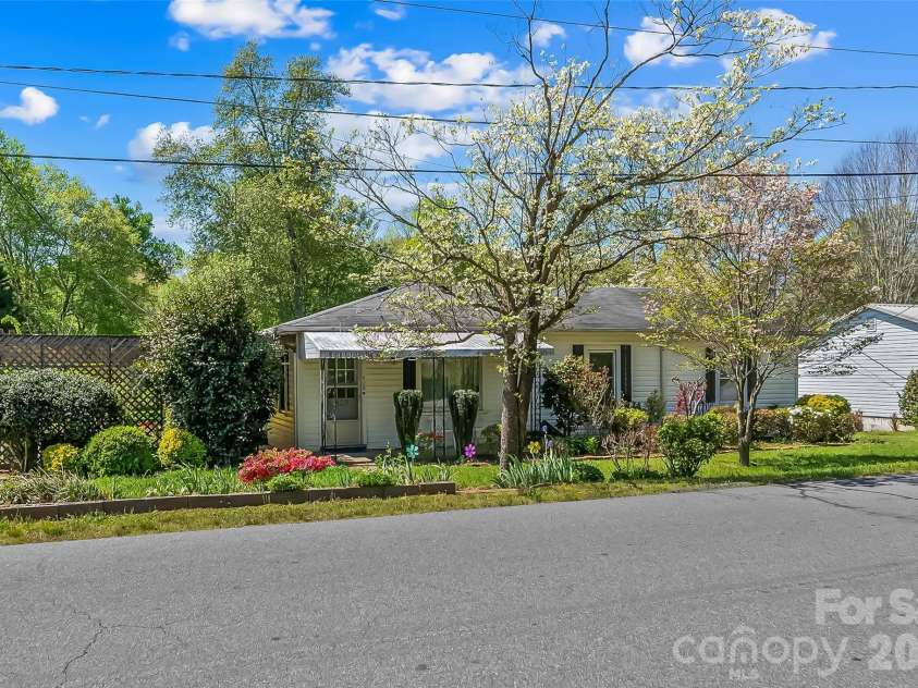 428 Melrose Street, Lenoir, NC 28645.  MLS# CAR4369180, YatesRealty ID 18992. 