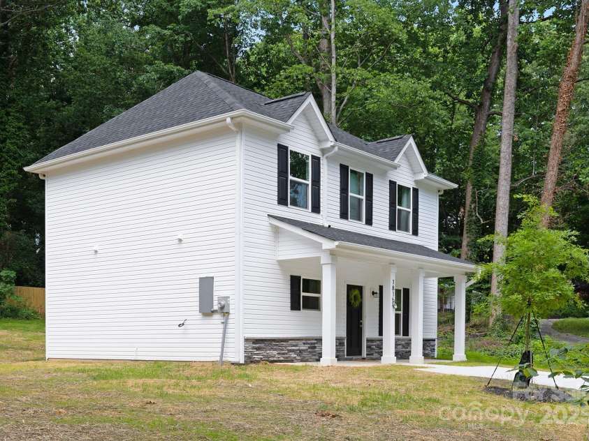 1815 Wildwood Drive, Charlotte, NC 28214.  MLS# CAR4265099, YatesRealty ID 18994. 