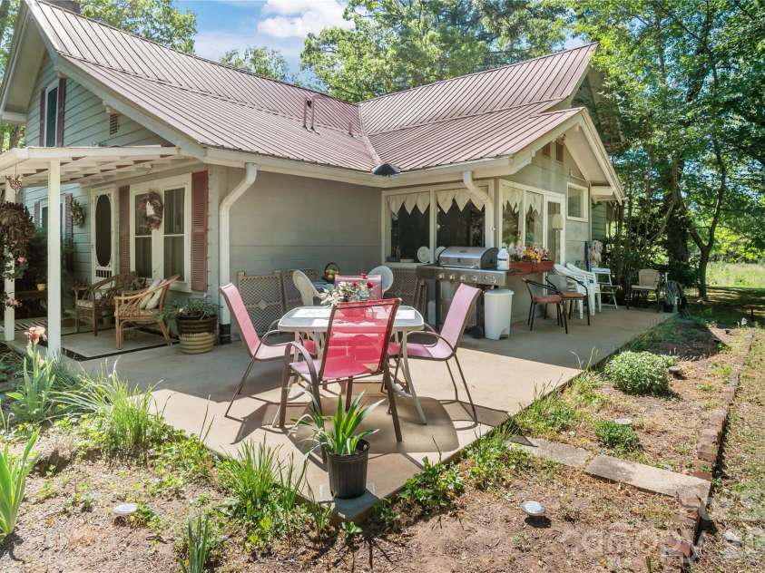 283 Constant Lane, Columbus, NC 28722.  MLS# CAR4374631, YatesRealty ID 18996. 