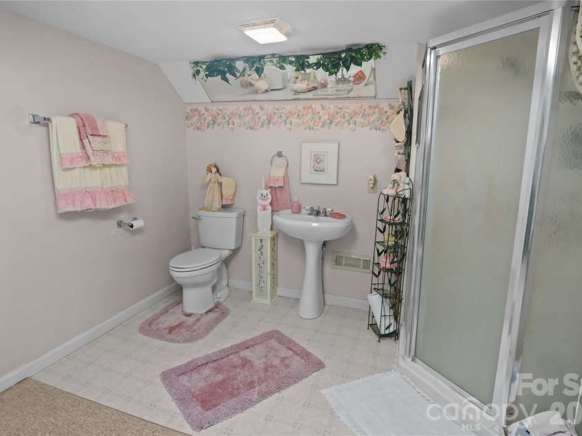 283 Constant Lane, Columbus, NC 28722.  MLS# CAR4374631, YatesRealty ID 18996. 