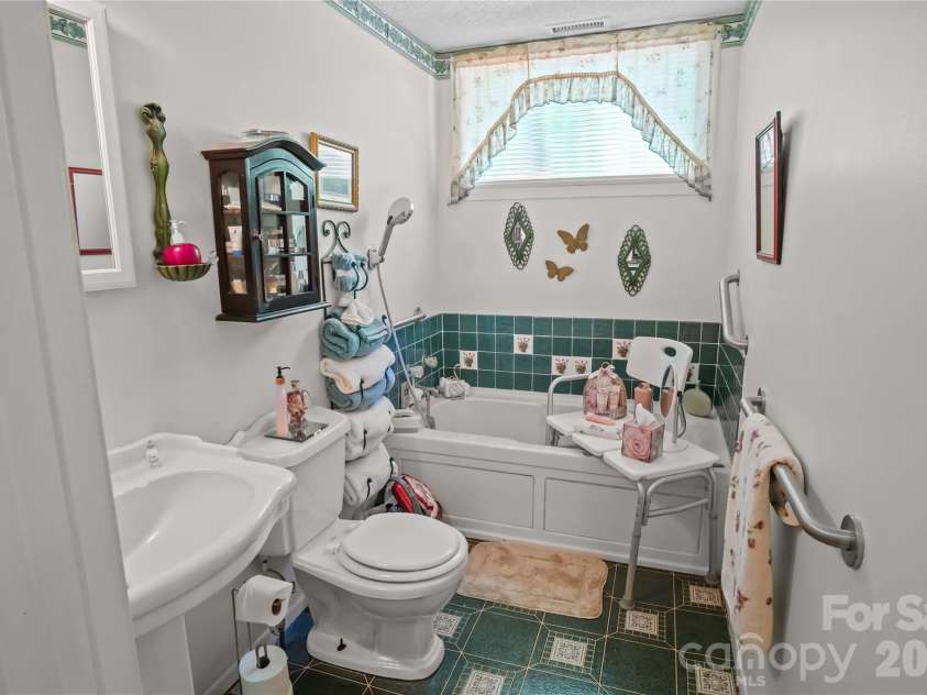 283 Constant Lane, Columbus, NC 28722.  MLS# CAR4374631, YatesRealty ID 18996. 
